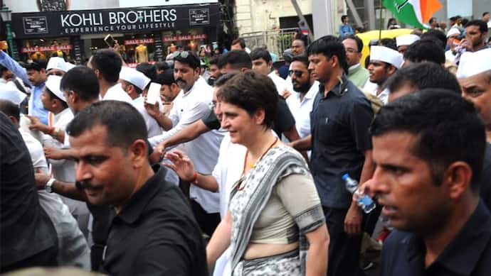 प्रियंका गांधी ने सैकड़ों कांग्रेस कार्यकर्ताओं के साथ निकाली न्याय पदयात्रा, बोलीं-यूपी में महिलाएं सेफ नहीं