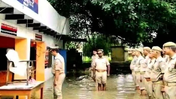 पुलिसवालों ने इस हाल में मनाई गांधी जयंती, नहीं छोड़ी कोई भी कसर-फोटो Viral