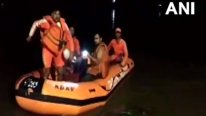 नौका रेस देखकर लौट रहे 80 लोगों की नाव नदी में डूबी