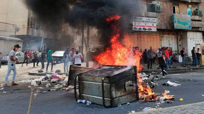 बगदाद में 4 दिन से सड़कों पर अड़े हैं लोग, गोलीबारी; PM ने हाथ जोड़कर कहा- घर चले जाइए