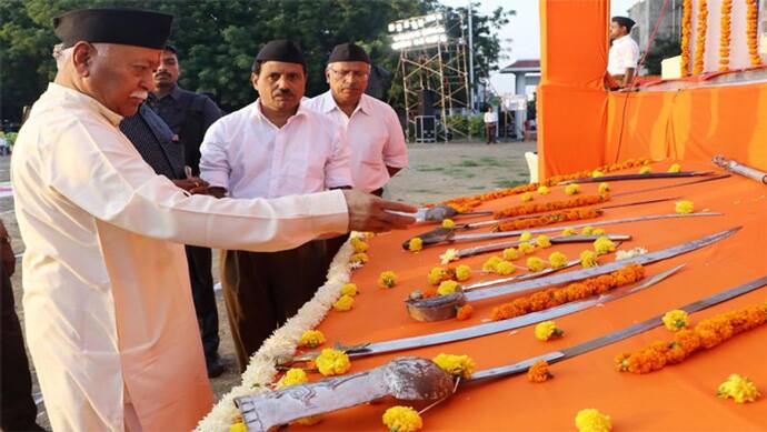 दशहरे पर आरएसएस प्रमुख ने की 'शस्त्र पूजा', आज नागपुर में करेंगे स्वयंसेवकों को संबोधित