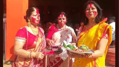 पहले महिलाओं ने डांस करते हुए सिंदूर खेला, फिर नम आंखों से दुर्गा मां को किया विदा