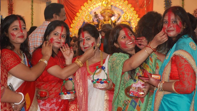Durga Puja: ২০০ বছরের পুরনো হাওড়ার পাল বাড়ির দুর্গাপুজোয় আজও সিঁদুর খেলা হয় অষ্টমীতে