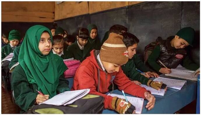 अनुच्छेद 370  हटाने के बाद से ही बंद है कश्मीर, घरों में जाकर सिलेबस पूरा करा रहे हैं टीचर