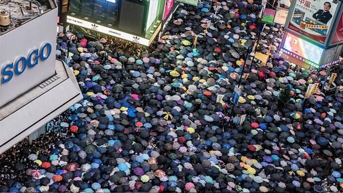 हांगकांग में तेज बारिश के बीच प्रदर्शनकारियों ने किया शांतिपूर्ण प्रदर्शन, रिटायर कर्मचारियों ने अधिकारियों को कहे ये शब्द