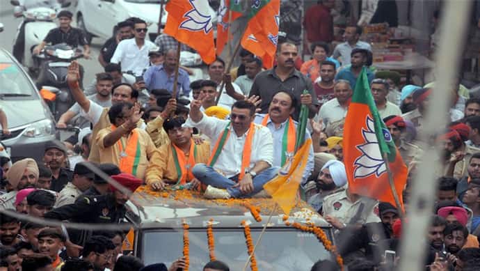 पंजाब में BJP कंडिडेट के लिए सनी देओल का रोड शो, गाड़ी तक पहुंचने के लिए धक्का-मुक्की