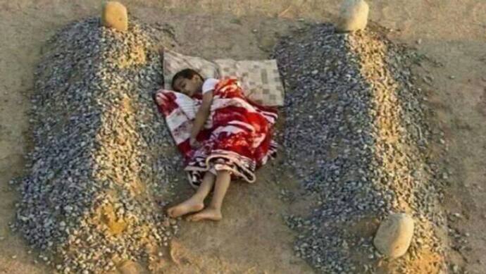 'मां-पिता की मौत के बाद बेटा कब्रों के बीच ही सोता है...' इस दावे के साथ वायरल फोटो का सच क्या है
