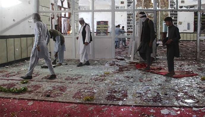 अफगानिस्तान की मस्जिद में विस्फोट, मारे गए लोगों को दफनाया गया