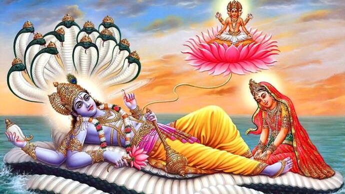 भगवान विष्णु के पैरों की ओर ही क्यों बैठती हैं देवी लक्ष्मी, क्या है इसके पीछे की मान्यता?
