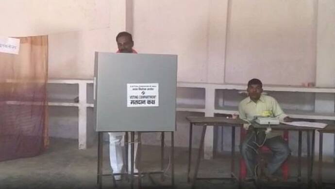रामपुर में वोटिंग के बीच पकड़े गए फर्जी पोलिंग एजेंट, इसी बूथ पर वोट डालते हैं आजम खान
