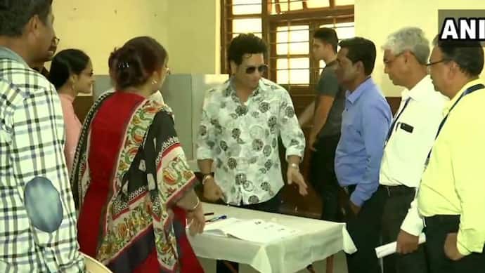 महाराष्ट्र चुनाव : 5 बजे तक 44.61% मतदान, सचिन से पोलिंग अफसर ने गेंद पर लिया ऑटोग्राफ