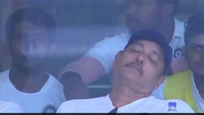 टेस्ट के दौरान सोते दिखे शास्त्री, लोगों ने कहा-सिर्फ सोने के मिल रहे 10 करोड़ रुपए