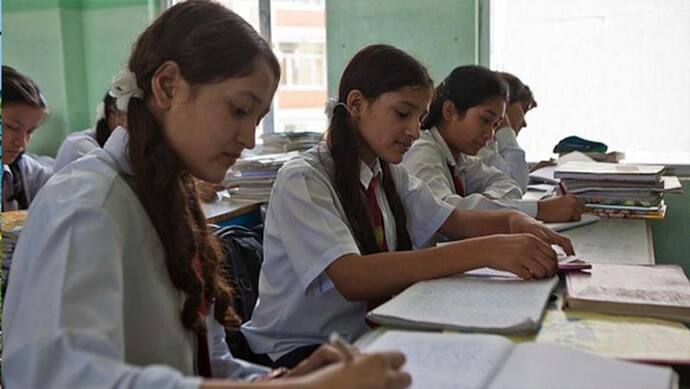 कश्मीर में स्कूलों की मनमानी, अधूरे सिलेबस में ही किया परीक्षा का एलान