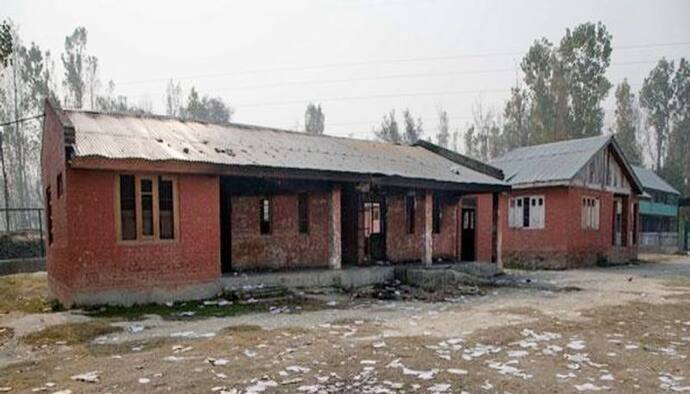 जम्मू-कश्मीर: निरीक्षण के दौरान बंद मिला सरकारी स्कूल, गायब थे टीचर,  जांच के आदेश जारी