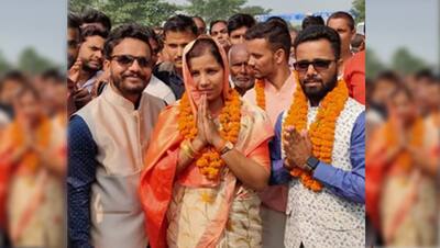 शादी के बाद भी करती रही पढ़ाई, 3 साल बाद अफसर बहू गांव लौटी तो ऐसे हुआ स्वागत