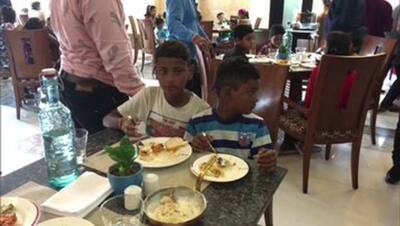 मंत्री ने फाइव स्टार होटल में गरीब बच्चों को खिलाए शाही पकवान, तोहफे देख खिल गए बच्चों के चेहरे