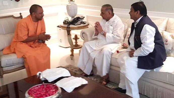 CM योगी ने मुलायम से उनके घर पर की मुलाकात, शिवपाल रहे मौजूद-अखिलेश रहे नदारद