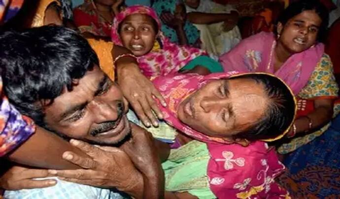 मजदूरों की हत्या के बाद दहशत में जी रहे बंगाली, पति के सकुशल घर लौटने के आस में बैठी पत्नी