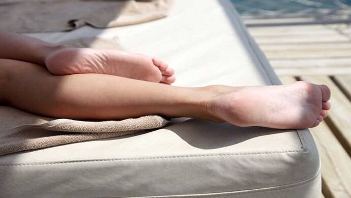 सोते समय हो पैरों में तेज दर्द तो यह हो सकती है एक खास बीमारी, करें ये 5 उपाय
