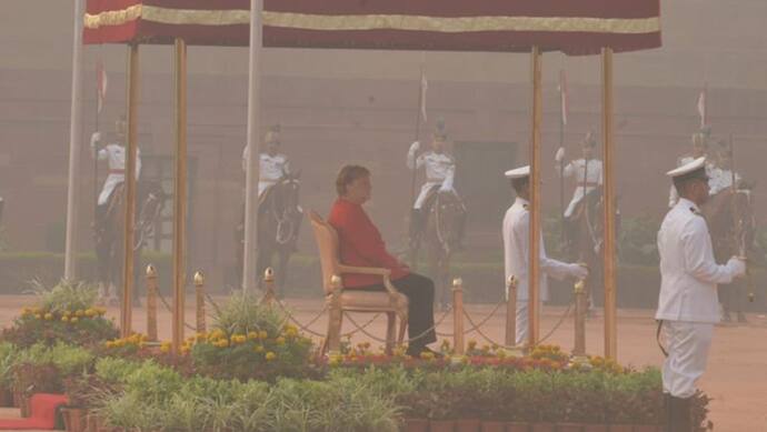 राष्ट्रपति भवन में राष्ट्रगान के दौरान बैठी रहीं एंजेला मर्केल, उनके लिए रखी गई अलग से कुर्सी