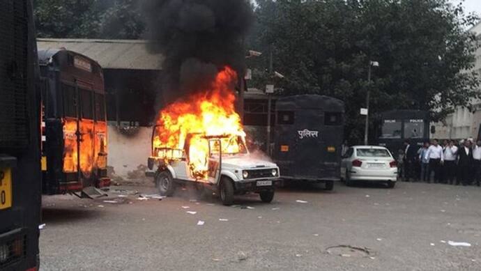दिल्ली में मामूली बात पर पुलिस और वकीलों में झड़प के बाद हुई फायरिंग, गाड़ी को लगा दी आग