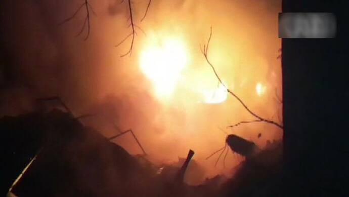 दिल्ली: 4 मंजिला फैक्ट्री में भीषण आग, 28 फायर टेंडर मौजूद; 3 अग्निशमन कर्मी घायल