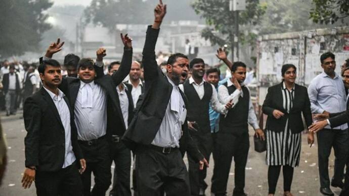 दिल्ली : हाईकोर्ट में सुनवाई; वकीलों ने कहा-मीडिया कवरेज पर रोक लगे; हंगामे के बीच उठकर अंदर चले गए चीफ जस्टिस