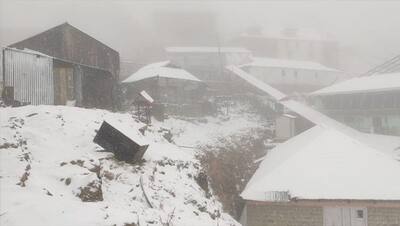 कश्मीर में इस मौसम की पहली बर्फबारी, 10 तस्वीरों में देखें, पर्यटकों ने कैसे की मस्ती