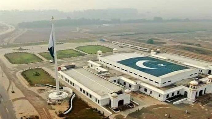 करतारपुर साहिब गुरुद्वारे की छत पर लगा है पाकिस्तानी झंडा, क्या है इस वायरल मैसेज का सच ?