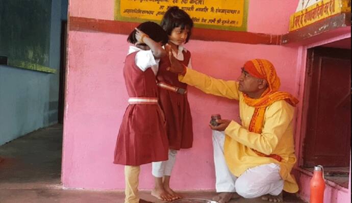 21 साल से हर दिन स्कूल की सभी बेटियों के पैर धोता है ये टीचर, नाम है इनका राजा भैया