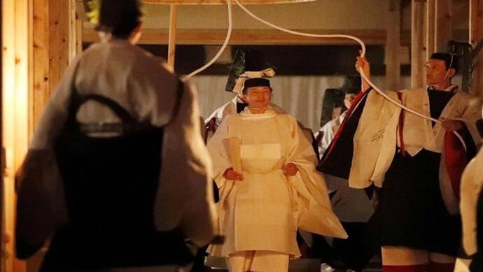 जापान के सम्राट ने 'देवी' संग गुजारी रात