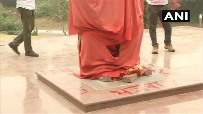 स्वामी विवेकानंद की मूर्ति को नुकसान पहुंचाने और अपशब्द लिखने वाले JNU के छात्रों पर FIR