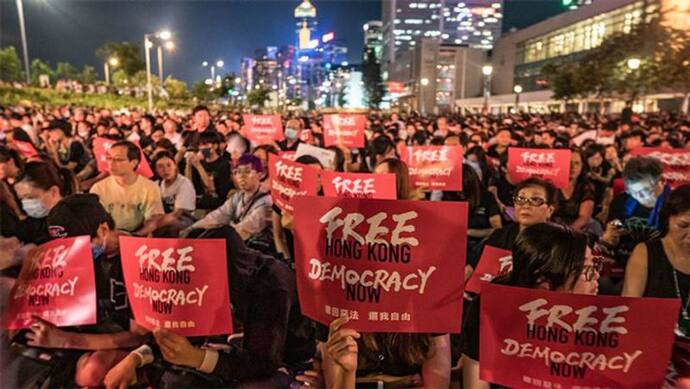 चीन: हांगकांग यूनिवर्सिटी में प्रोटेस्ट चरम पर, पुलिस ने दी गन फायरिंग की चेतावनी