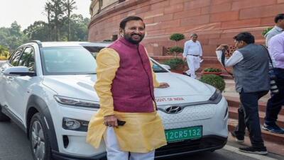 रवि किशन साइकिल से, इलेक्ट्रिक कार से जावेड़कर, प्रदूषण से निपटने कुछ इस अंदाज में संसद पहुंचे नेता