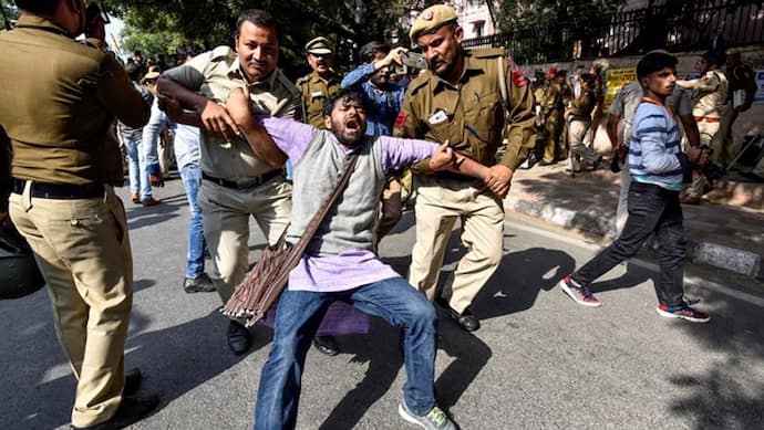 JNU छात्र संघ का आरोप, हिरासत में लिए गए छात्रों को बस में बैठाकर सड़कों पर घुमाती रही पुलिस