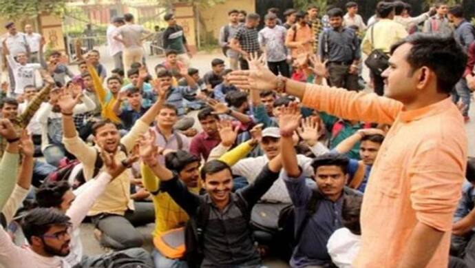 बीएचयू : मुस्लिम प्रोफेसर की नियुक्ति के विरोध में छात्रों का प्रदर्शन जारी