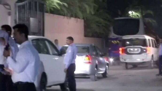 महाराष्ट्र: शिवसैनिक कर रहे हैं विधायकों की रखवाली, रात में होटल से निकले विधायक को वापस लेकर आए