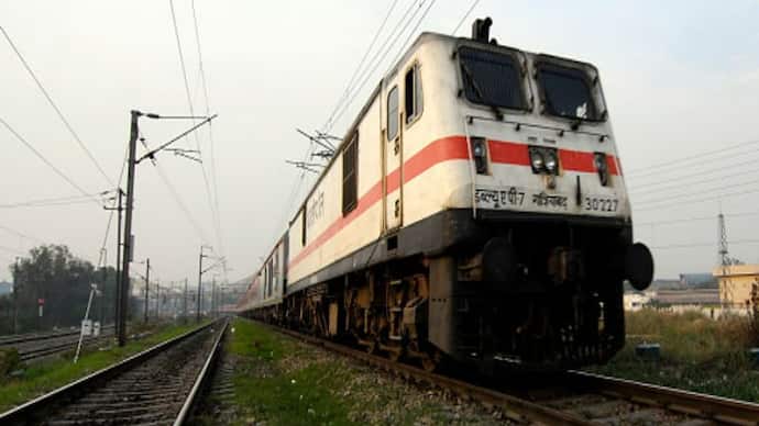 Howrah Delhi Rajdhani Express will run with two engines