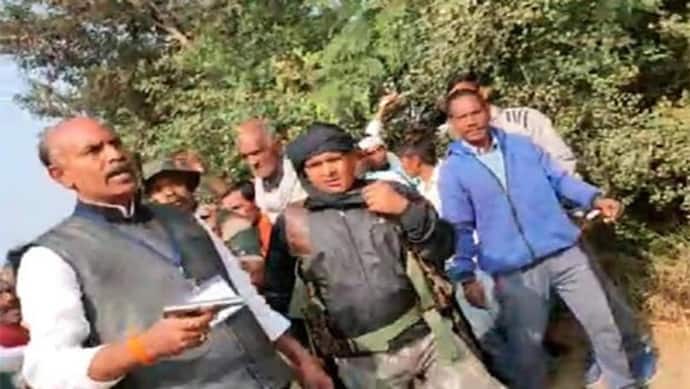 झारखंड विधानसभा चुनावः वोटिंग के दौरान कांग्रेस कैंडिडेट ने लहराई पिस्टल, पुलिस ने लिया हिरासत में