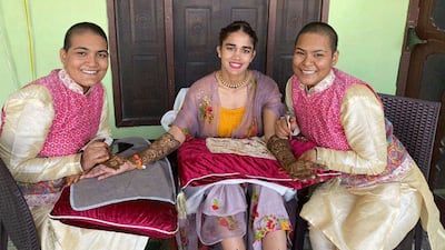 बबीता फोगाट की शादी, कौन हैं तातेड़ सिस्टर्स जिन्होंने दंगल गर्ल के हाथों पर लगाई मेहंदी