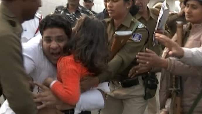 पिता ने बेटी को गोद में लेकर संसद भवन के सामने किया विरोध प्रदर्शन, रेप से आजादी के लगे नारे