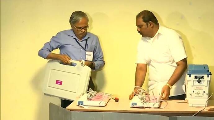 कर्नाटक विधानसभा उपचुनावः ईवीएम में कैद हुई येदियुरप्पा सरकार की किस्मत, 60 फीसदी मतदाताओं ने डाला वोट