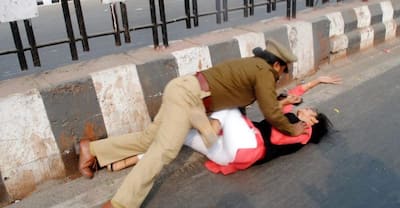 उन्नाव: पीड़िता को न्याय के लिए प्रदर्शन कर रही महिलाओं पर टूट पड़ी यूपी पुलिस, Viral हुई फोटोज