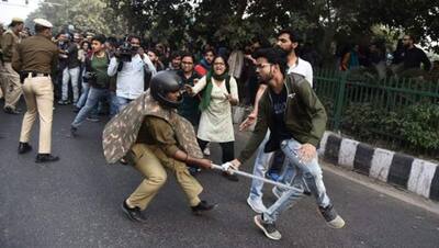 जेएनयू Photos : फीस बढ़ोतरी के खिलाफ छात्रों का विरोध प्रदर्शन, पुलिस ने बरसाईं लाठियां