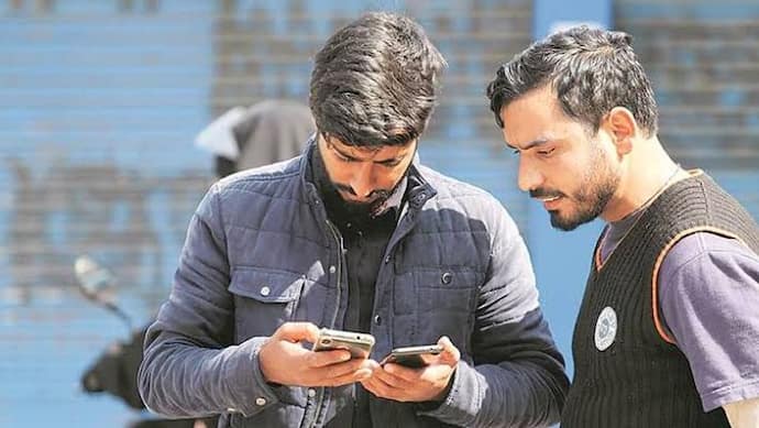 कश्मीर में मोबाइल उपभोक्ताओं को सरकार से थोड़ी राहत, अब कर सकेंगे SMS का इस्तेमाल