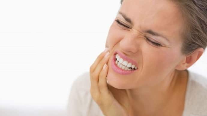 अगर दांतों में हो दर्द और मसूड़ों में सूजन की समस्या तो अपनाएं ये 5 घरेलू उपाय