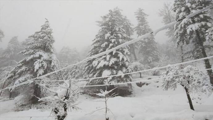 कश्मीर में भारी बर्फबारी, बंद करना पड़ा जम्मू श्रीनगर नेशनल हाइवे