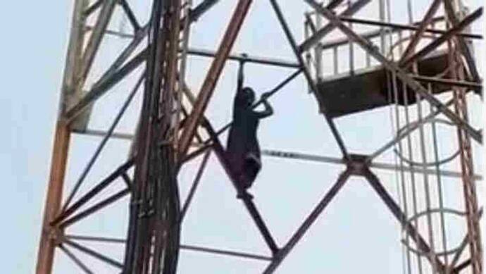 मोबाइल टावर पर चढ़ गई लड़की, 70 फीट ऊंचाई पर जो भी किया उसकी वजह से घंटों मची अफरातफरी