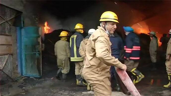 दिल्ली: लकड़ी के गोदाम में लगी भीषण आग, फायर बिग्रेड की 21 गाड़ियां पहुंचीं