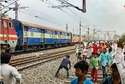 'बंगाल' में CAA के विरोध के नाम पर लूटपाट, देखें यात्रियों से भरी ट्रेन पर भीड़ ने कैसे किया हमला